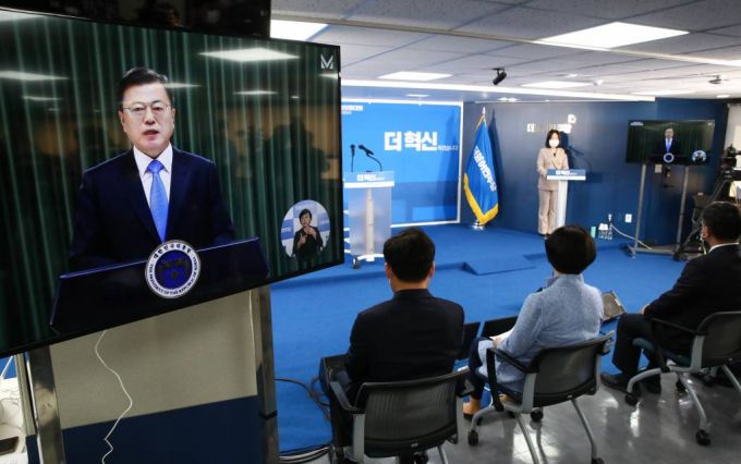 [서울=뉴시스]국회사진기자단 = 문재인 대통령이 2일 오후 서울 여의도 중앙당사에서 열린 임시전국대의원대회에서 영상으로 인사말을 하고 있다. 2021.05.02. photo@newsis.com