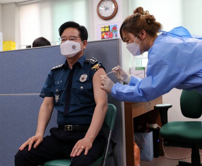 경찰과 소방관 등 사회필수인력의 예방접종이 시작된 지난달 26일 오전 김창룡 경찰청장이 서울 종로구보건소에서 코로나19 아스트라제네카 백신을 맞고 있다/사진제공=뉴시스
