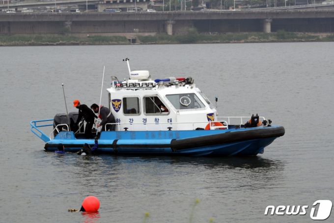 (서울=뉴스1) 이광호 기자 = 한밤중 서울 반포한강공원에서 잠들었던 대학생 손 씨가 실종된 지 엿새째인 30일 오후 서울 반포한강에서 경찰이 수색작업을 하고 있다 2021.4.30/뉴스1