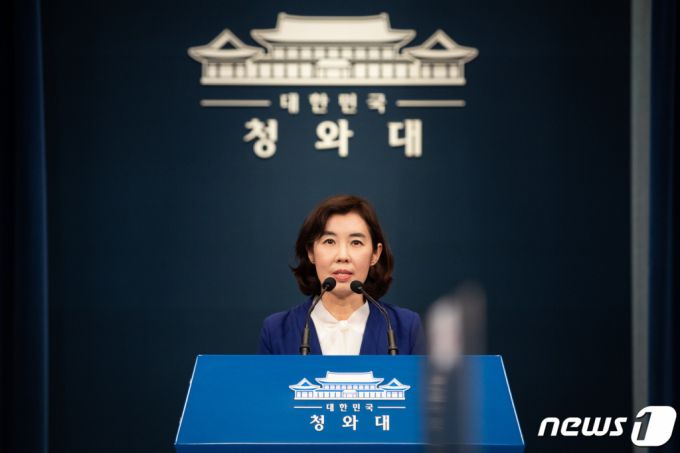 (서울=뉴스1) 유승관 기자 = 박경미 청와대 대변인이 3일 청와대 브리핑룸에서 인사 브리핑을 열고 문재인 대통령이 박범계 법무부 장관의 제청에 따라 신임 검찰총장 후보자로 김오수 전 법무부 차관을 지명했다고 밝히고 있다. 2021.5.3/뉴스1