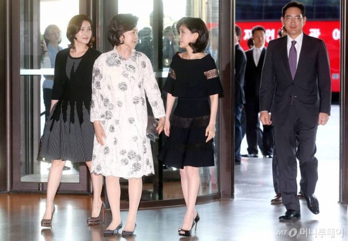 고(故) 이건희 회장의 부인 홍라희 여사(왼쪽에서 두번째)와 이재용 삼성전자 부회장(맨오른쪽), 이부진 호텔신라 사장(왼쪽에서 세번째), 이서현 삼성복지재단 이사장(맨왼쪽)이 2015년 6월1일 서울 장충동 신라호텔에서 열린 제25회 호암상수상자 축하만찬에 참석하고 있다. /사진=홍봉진기자 honggga@