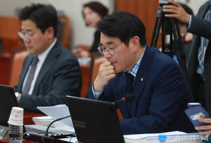 박용진 더불어민주당 의원이 2019년 3월11일 국회교육위원회 전체회의에서 참석해 회의를 준비하고 있다. /사진=이동훈 기자 photoguy@