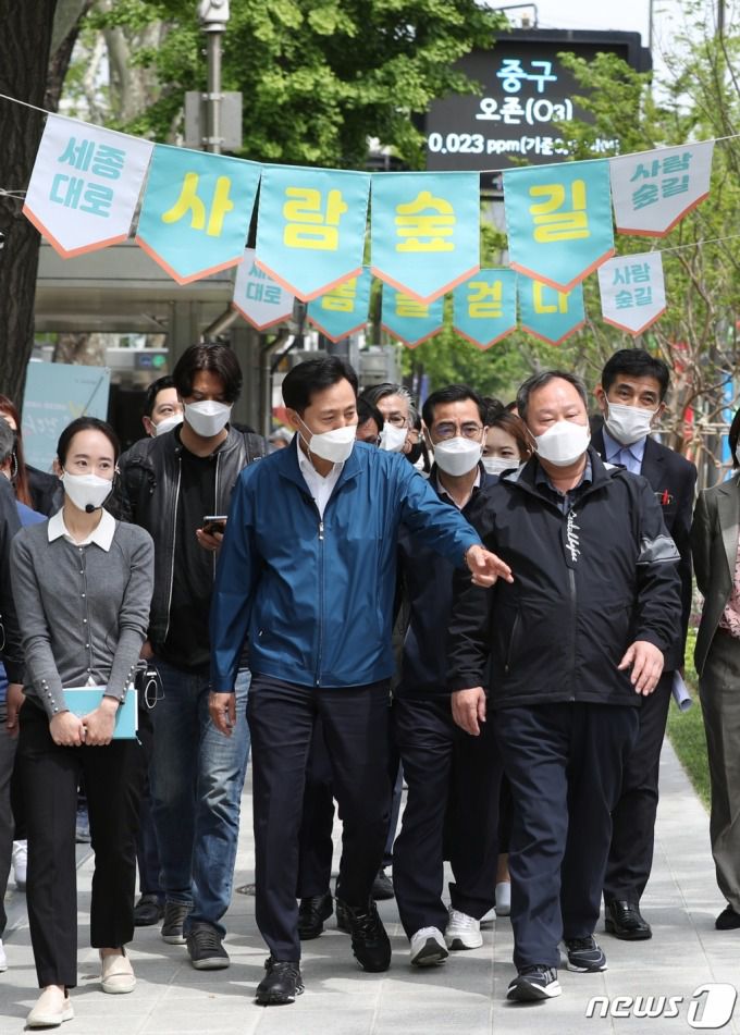 (서울=뉴스1) 신웅수 기자 = 오세훈 서울시장이 6일 오전 서울 종로구 세종대로에 개장한 사람숲길을 걷고 있다.  서울시는 세종대로 사거리에서 서울역까지 1.55㎞ 구간의 차로를 줄이고 보행로 폭을 최대 12m까지 넓혀 세종대로 사람숲길을 조성을 완료했다. 2021.5.6/뉴스1