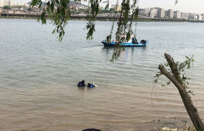 수중 수색에 나선 잠수사들 /사진=김지현 기자