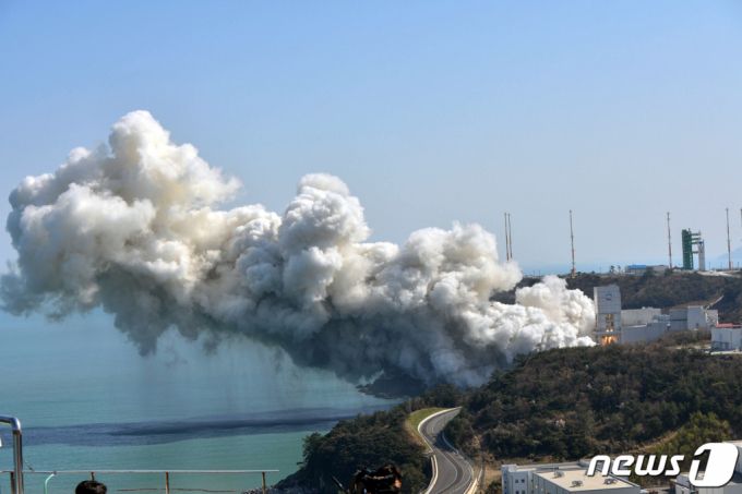 (고흥=뉴스1) 정다움 기자 = 25일 전남 고흥군 나로우주센터에서 문재인 대통령이 참관한 가운데 누리호 1단 종합연소시험이 시행되고 있다.(전남도 제공)2021.3.25/뉴스1