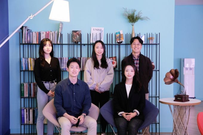 암모니아 수소 추출 기술 개발에 참여한 UNIST 연구진. 우측 하단부터(시계방향)  양예진 연구원, 김정원 연구원, 조효이 연구원, 성아림 연구원, 김건태 교수. /사진=UNIST