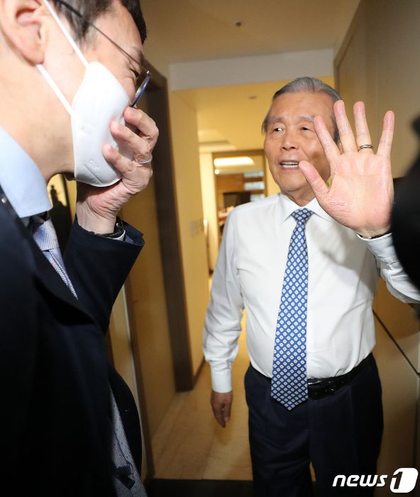 김종인 전 국민의힘 비상대책위원장과 국민의힘 당권주자인 김웅 국민의힘 의원이 7일 서울 종로구의 김 전 위원장 사무실에서 회동하고 있다. 당권주자 김웅 의원은 이날 김 전 위원장을 만나 전당대회를 앞두고 당권 도전 등에 대한 조언을 구한다. /사진=뉴스1