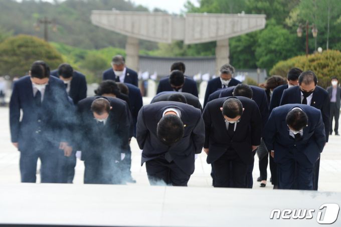 김기현 국민의힘 대표 권한대행 겸 원내대표가 7일 오전 광주 북구 국립5·18민주묘지를 찾아 오월 영령에 참배하고 있다. /사진=뉴스1
