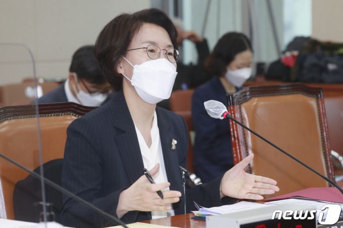 (서울=뉴스1) 이동해 기자 = 임혜숙 과학기술정보통신부 장관 후보자가 4일 오전 서울 여의도 국회에서 열린 과학기술정보방송통신위원회 인사청문회에서 의원질의에 답하고 있다. 2021.5.4/뉴스1