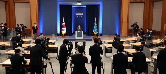 [서울=뉴시스]추상철 기자 = 문재인 대통령이 10일 오전 청와대 춘추관 대브리핑룸에서 취임4주년 특별연설을 마친 후 취재진의 질문에 답변하고 있다. 2021.05.10. scchoo@newsis.com