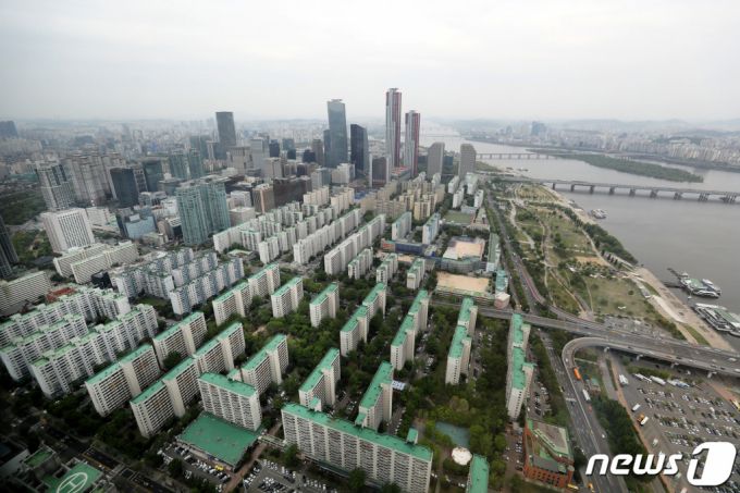 (서울 여의도 63아트에서 바라본 여의도 일대 아파트 모습. /사진제공=뉴스1