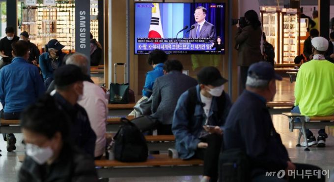 10일 오전 서울역 대합실에서 시민들이 문재인 대통령 취임 4주년 특별연설 생중계를 시청하고 있다. /사진=김휘선 기자 hwijpg@