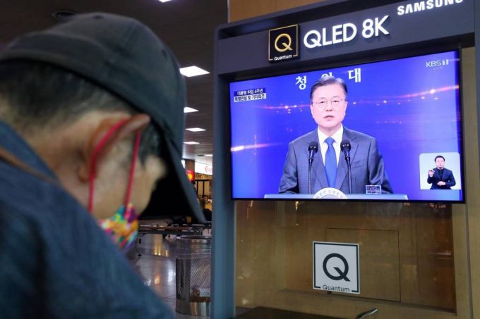 [서울=뉴시스]배훈식 기자 = 문재인 대통령이 취임 4주년 특별연설을 한 10일 오전 서울 중구 서울역 대합실에서 한 시민이 생중계 중인 TV를 외면하고 있다.  2021.05.10. dahora83@newsis.com