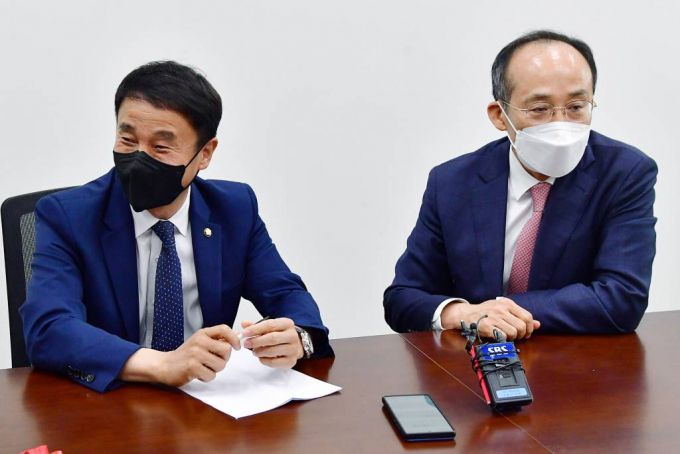 더불어민주당 한병도 원내수석부대표, 국민의힘 추경호 원내수석부대표가 10일 서울 여의도 국회에서 회동하고 있다. (공동취재사진)