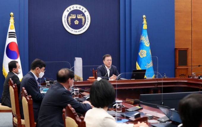 [서울=뉴시스]추상철 기자 = 문재인 대통령이 11일 오전 청와대 여민관에서 열린 제20회 국무회의를 주재하고 있다. 2021.05.11. scchoo@newsis.com