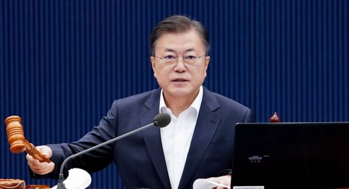 [서울=뉴시스]추상철 기자 = 문재인 대통령이 11일 오전 청와대 여민관에서 열린 제20회 국무회의에 참석해 의사봉을 두드리고 있다. 2021.05.11. scchoo@newsis.com