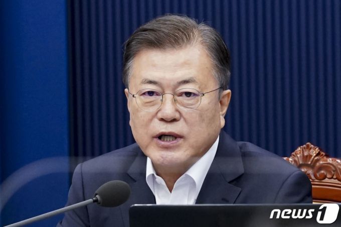 문재인 대통령이 11일 오전 청와대 여민관에서 열린 제20회 국무회의에서 발언하고 있다. /사진=뉴스1.
