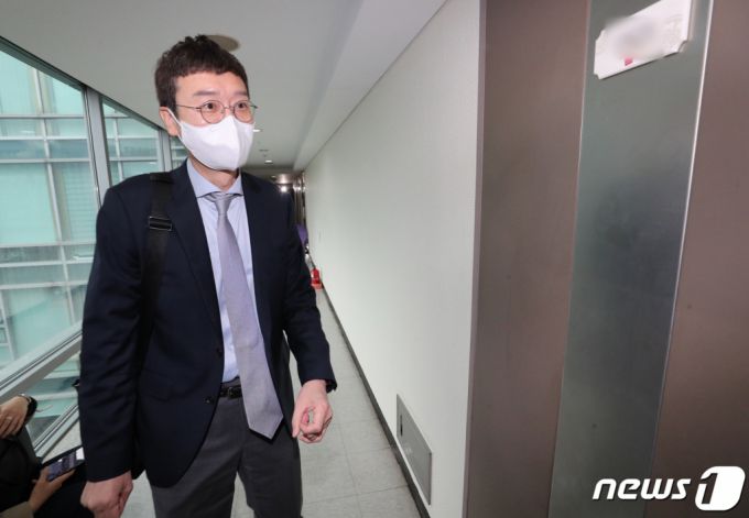 국민의힘 당권주자인 김웅 국민의힘 의원이 지난 7일 서울 종로구 김종인 전 국민의힘 비상대책위원장과의 회동을 위해 김 전 위원장의 사무실로 이동하는 중 취재진의 질문에 답변하고 있다. /사진=뉴스1.
