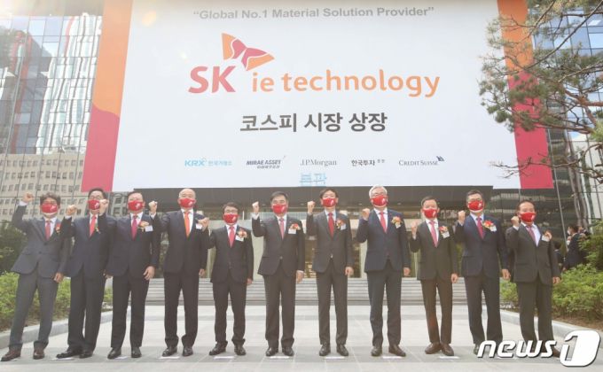 (서울=뉴스1) 구윤성 기자 = 11일 오전 서울 여의도 한국거래소에서 열린 SK아이이테크놀로지(SKIET) 상장기념식에서 참석자들이 기념촬영하고 있다.   왼쪽부터 송영훈 한국거래소 유가증권시장본부장보, 안상환 한국IR협의회 회장, 이천기 크레디트스위스증권 한국총괄대표, 박태진 JP모건증권 서울대표, 임재준 한국거래소 유가증권시장본부장, 손병두 한국거래소 이사장, 노재석 SK아이이테크놀로지 대표이사, 김준 SK이노베이션 대표이사, 최현만 미래에셋증권 대표이사, 정일문 한국투자증권 대표이사, 이기헌 상장회사협의회 부회장. 2021.5.11/뉴스1