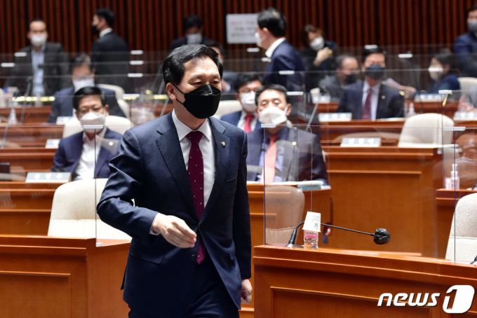 12일 오후 국회에서 열린 국민의힘 의원총회에서 김기현 대표 권한대행 겸 원내대표가 발언대로 향하고 있다. /사진=뉴스1.