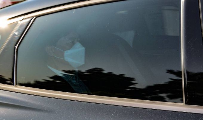 [서울=뉴시스]이영환 기자 = 이성윤 서울중앙지검장이 13일 오전 서울 서초구 서울중앙지검으로 차량을 이용해 출근을 하고 있다. (공동취재사진) 2021.05.13. photo@newsis.com