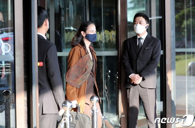 (서울=뉴스1) 박지혜 기자 = 미국의 정보수장 애브릴 헤인스 국가정보국(DNI) 국장이 13일 오전 서울의 한 호텔에서 방한 이틀째 일정을 소화하기 위해 차량으로 이동하고 있다.  헤인스 국장은 방한 기간 문재인 대통령을 예방하고 비무장지대(DMZ)를 방문할 것으로 알려졌다. 2021.5.13/뉴스1