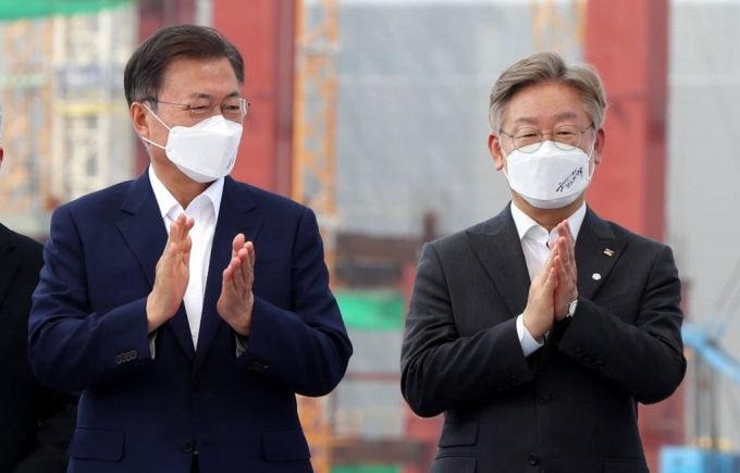 [평택=뉴시스추상철 기자 = 문재인 대통령이 13일 오후 경기 평택시 삼성전자 평택단지 3라인 건설현장에 마련된 야외무대에서 열린 'K-반도체 전략 보고에 참석해 기념촬영후 박수를 치고 있다. 이재명(오른쪽) 경기도지사. 2021.05.13. scchoo@newsis.com