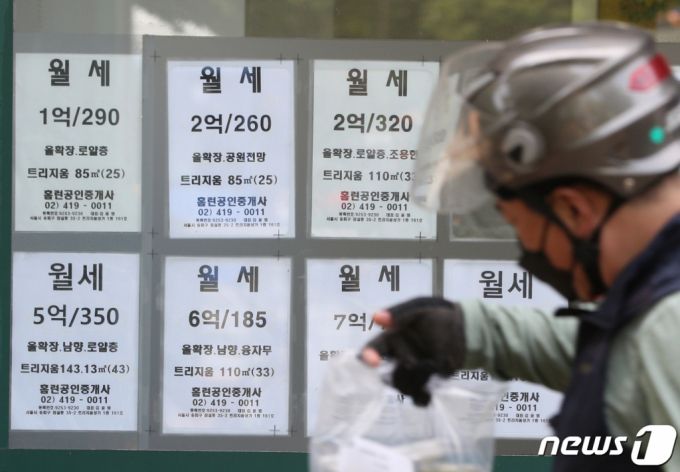 문재인 정부 출범 이후 약 4년간 서울 아파트 실거래가가 75% 이상 상승한 것으로 나타났다. 11일 한국부동산원의 '공동주택 실거래가격지수'에 따르면 문재인 정부 출범 당시인 2017년 5월 서울 아파트 실거래가격지수는 94다. 이 지수는 올해 2월 현재 164.7을 기록하며 4년 동안 75.2% 올랐다. 사진은 이날 서울의 한 부동산 상가의 모습. 2021.5.11/뉴스1