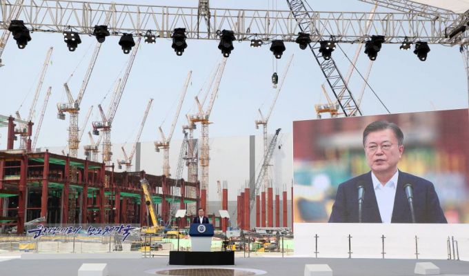 [평택=뉴시스]추상철 기자 = 문재인 대통령이 13일 오후 경기 평택시 삼성전자 평택단지 3라인 건설현장에 마련된 야외무대에서 열린 'K-반도체 전략 보고에 참석해 모두발언을 하고 있다. 2021.05.13. scchoo@newsis.com