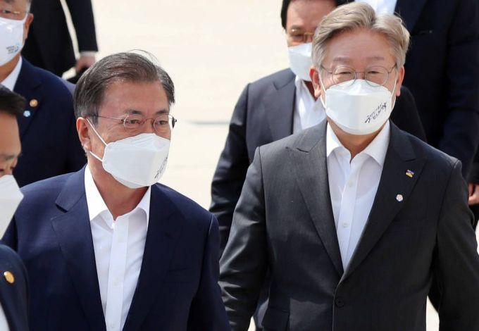 [평택=뉴시스]추상철 기자 = 문재인 대통령이 13일 오후 경기 평택시 삼성전자 평택단지 3라인 건설현장에 마련된 야외무대에서 열린 'K-반도체 전략 보고‘에 이재명 경기도지사와 함께 참석하고 있다. 2021.05.13. scchoo@newsis.com