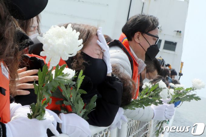 (광주=뉴스1) 허단비 기자 = 세월호 참사 7주기인 16일 오전 전남 진도군 동거차도 앞 세월호 침몰 해역에서 유가족들이 사고해역을 찾아 오열하고 있다.2021.4.16/뉴스1