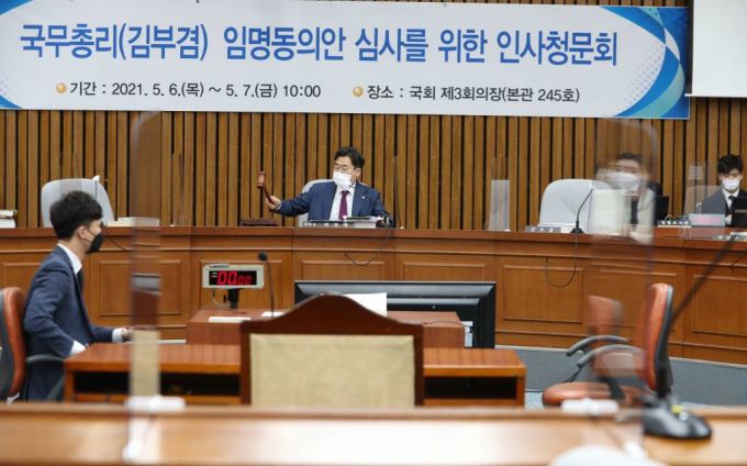 [서울=뉴시스]전진환 기자 = 박찬대 국회 총리인사청문특위 더불어민주당 간사가 10일 오후 김부겸 국무총리 후보자 인사청문 경과보고서 채택을 위한 전체회의를 여당 단독으로 연 뒤 정회 선언을 하고 있다. 이에 앞서 특위 위원장인 국민의힘 서병수 의원은 이날 기자회견을 열고 특위를 열지 않기로 했다고 밝혔다. (공동취재사진) 2021.05.10. photo@newsis.com