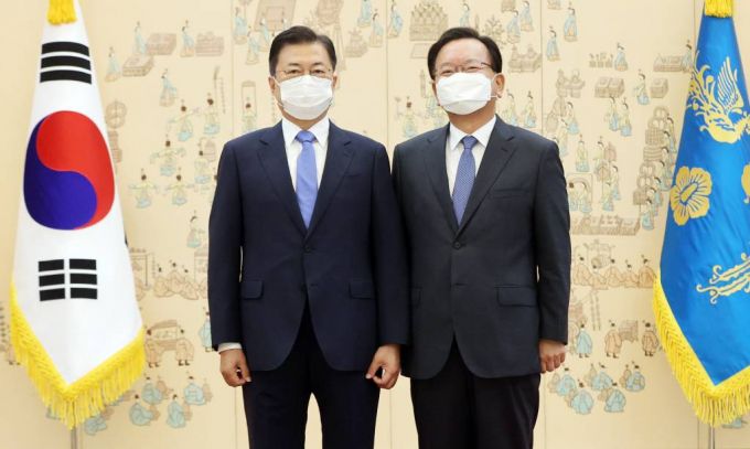 [서울=뉴시스박영태 기자 = 문재인 대통령이 14일 오전 청와대에서 김부겸 신임 국무총리에게 임명장을 수여하고 기념사진을 촬영하고 있다. 2021.05.14. since1999@newsis.com