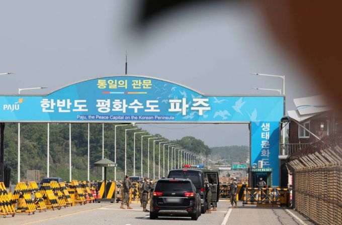 [파주=뉴시스]배훈식 기자 = 비무장지대(DMZ)와 판문점 공동경비구역(JSA) 시찰에 나선 애브릴 헤인스 미국 국가정보국(DNI) 국장 일행이 탄 차량이 13일 오전 경기 파주시 통일대교를 통과하고 있다. 어제 방한한 헤인스 국장은 미국 중앙정보국(CIA)과 연방수사국(FBI) 등 15개 정보기관을 총괄하는 미국 정보수장이다. 2021.05.13. dahora83@newsis.com