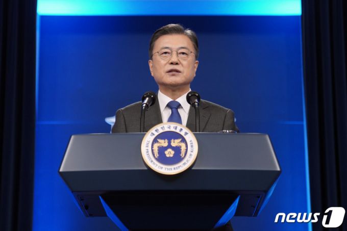 문재인 대통령은 지난 10일 취임 4주년 특별연설에서 "고통이 큰 청년과 여성들에게 각별한 관심을 가지겠다"며 "일자리 예산을 신속히 집행하면서 추가적인 재정투입도 필요하다면 마다하지 않겠다"고 밝혔다. 2021.5.10/사진제공=뉴스1