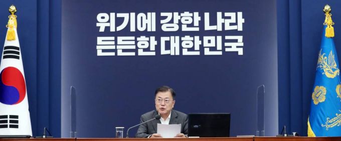 [서울=뉴시스]박영태 기자 = 문재인 대통령이 17일 오후 청와대 여민관에서 열린 수석보좌관회의에 참석해 발언하고 있다. 2021.05.17. since1999@newsis.com