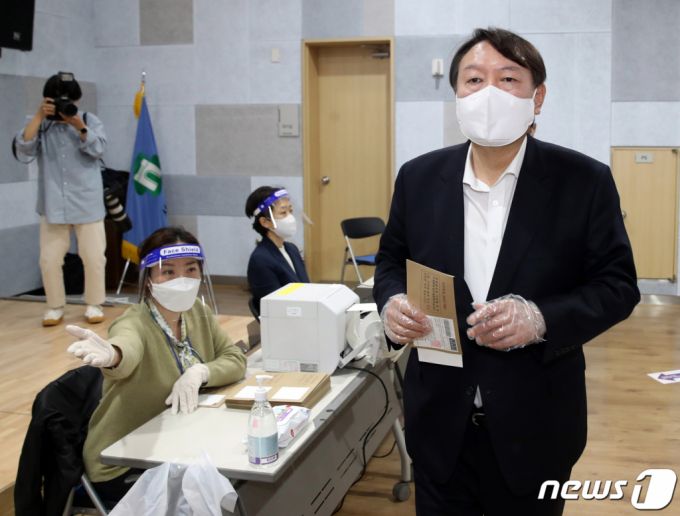 (서울=뉴스1) 신웅수 기자 = 윤석열 전 검찰총장의 부친 윤기중 연세대 명예교수가 2일 오전 서울 서대문구 남가좌1동주민센터에 마련된 사전투표소에서 투표를 하고 있다.  지난달 4일 사퇴 후 별다른 일정 없이 칩거하던 윤 전 총장은 최근 '101세 철학자'로 불리는 김형석 연세대 명예교수를 방문해 조언을 듣고 이철우 연세대 법학전문대학원 교수를 만나는 등 비공식 활동을 이어가며 외부 노출을 자제해왔다. 2021.4.2/뉴스1