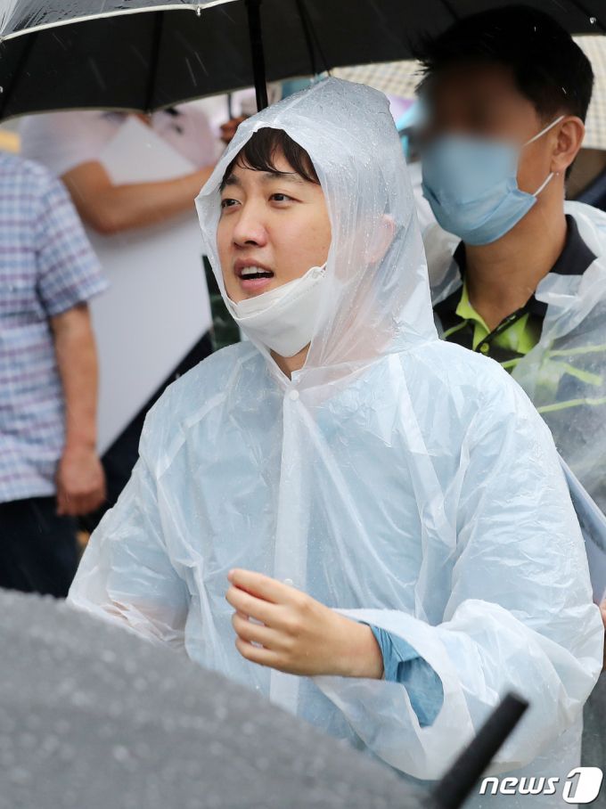 (서울=뉴스1) 김진환 기자 = 이준석 미래통합당 최고위원이 9일 오후 서울 노원구 상계동 롯데백화점 노원점 앞에서 열린 '태릉골프장 그린벨트 훼손 반대집회'에서 구호를 외치고 있다. 2020.8.9/뉴스1