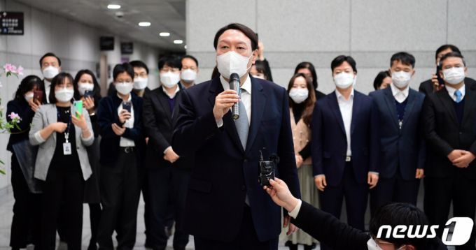 (서울=뉴스1) 오대일 기자 = 사의를 표명한 윤석열 검찰총장이 4일 오후 서울 서초구 대검찰청 청사를 나서며 직원들에게 인사말을 하고 있다. 2021.3.4/뉴스1