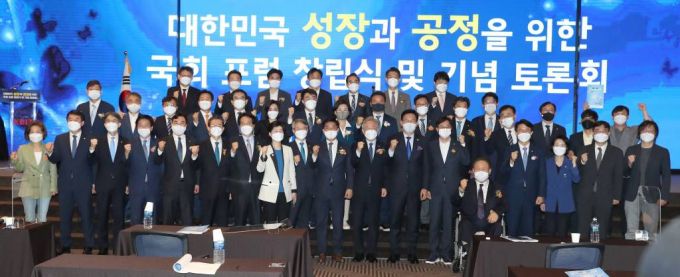 이재명 경기도지사(앞줄 오른쪽 여덟째)와 송영길 더불어민주당 대표(앞줄 오른쪽 일곱째) 등 참석자들이 20일 서울 여의도 중소기업중앙회에서 열린 `대한민국 성장과 공정을 위한 국회 포럼' 창립총회에서 기념사진을 찍고 있다. / 사진제공=뉴시스