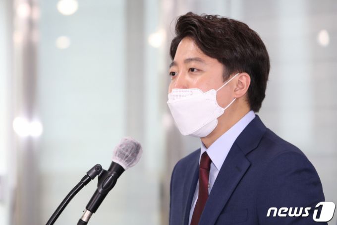 (서울=뉴스1) 구윤성 기자 = 이준석 전 국민의힘 최고위원이 20일 오후 서울 여의도 국민의힘 당사에서 당대표 출마 선언을 하고 있다. 2021.5.20/뉴스1