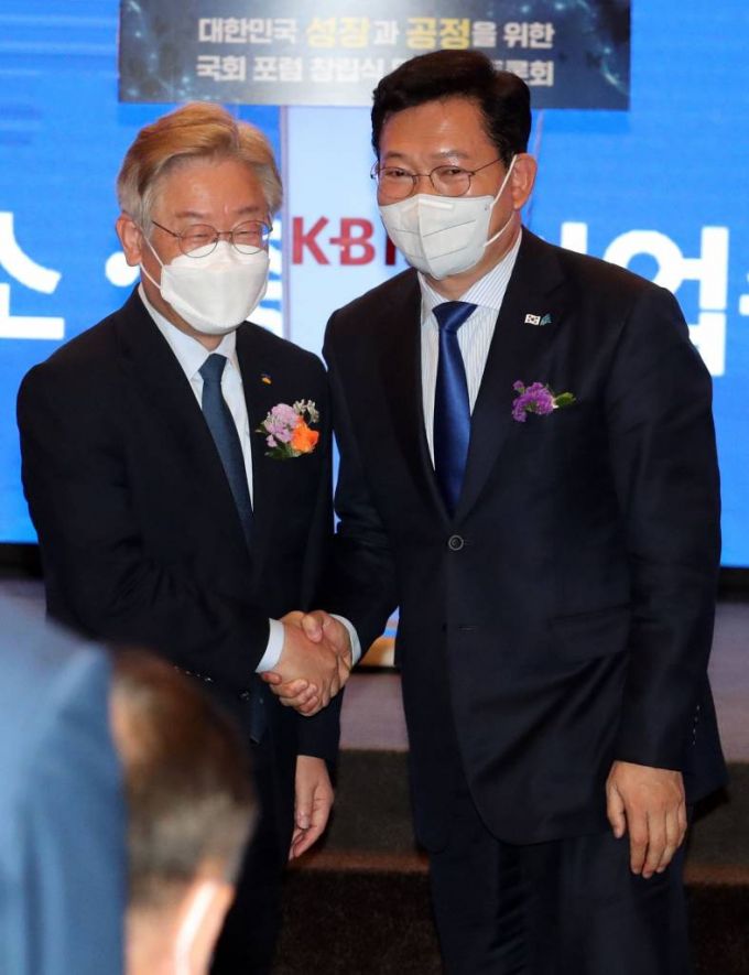 송영길(오른쪽) 더불어민주당 대표와 이재명 경기도지사가  20일 서울 여의도 중소기업중앙회에서 열린 ‘대한민국 성장과 공정을 위한 국회 포럼’ 창립총회에서 기념촬영 후 인사하고 있다. / 사진제공=뉴시스