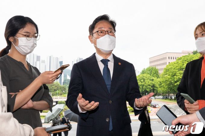 (과천=뉴스1) 유승관 기자 = 박범계 법무부 장관이 21일 경기 과천시 과천정부청사 내 법무부로 출근하며 취재진 질문에 답하고 있다. 2021.5.21/뉴스1