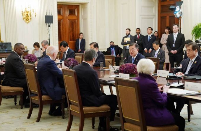 [워싱턴=뉴시스]추상철 기자 = 문재인 대통령이 21일 오후(현지시간) 미국 워싱턴 백악관 국빈만찬장에서 열린 조 바이든 미국 대통령과의 확대회담에 참석해 발언하고 있다. 2021.05.22. scchoo@newsis.com