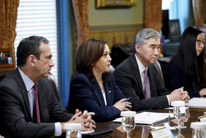 [워싱턴=뉴시스]추상철 기자 = 카멀라 해리스 부통령 일행이 21일 오전(현지시간) 미국 워싱턴 아이젠하워 행정동에서 미국을 방문중인 문재인 대통령과 간담회에서 발언을 듣고 있다. 2021.05.21. scchoo@newsis.com