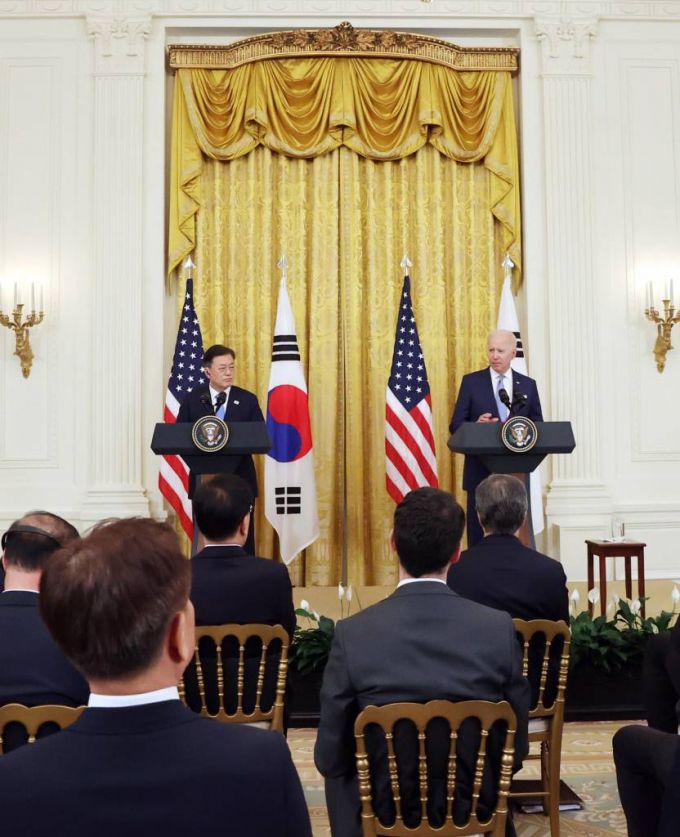 [워싱턴=뉴시스]추상철 기자 =문재인 대통령과 조 바이든 미국 대통령이 21일 오후(현지시간) 한-미 정상회담을 마치고 백악관 이스트룸에서 공동 기자회견을 하고 있다. 2021.05.22. scchoo@newsis.com