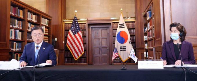 [워싱턴=뉴시스]추상철 기자 = 미국을 방문 중인 문재인 대통령이 21일 오전(현지시간) 미국 워싱턴 미 상무부에서 열린 한미 비즈니스 라운드 테이블 행사에 참석해 발언하고 있다. 오른쪽은 지나 레이몬도 미국 상무장관. 2021.05.21. scchoo@newsis.com