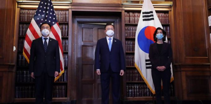 [워싱턴=뉴시스]추상철 기자 = 미국을 방문 중인 문재인 대통령이 21일 오전(현지시간) 미국 워싱턴 미 상무부에서 열린 한미 비즈니스 라운드 테이블 행사에 참석해 문승욱 산업통상자원부장관, 지나 레이몬도 미국 상무장관과 함께 기념촬영을 하고 있다. 2021.05.21. scchoo@newsis.com