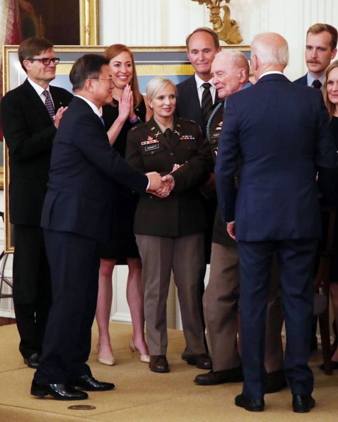 [워싱턴=뉴시스]추상철 기자 = 문재인 대통령이 21일 오후(현지시간) 미국 워싱턴 백악관 이스트룸에서 열린 한국전쟁 명예 훈장 수여식에 참석해 명예훈장 수여자인 랠프 퍼킷 주니어 퇴역 대령과 인사를 나누고 있다. 2021.05.22. scchoo@newsis.com