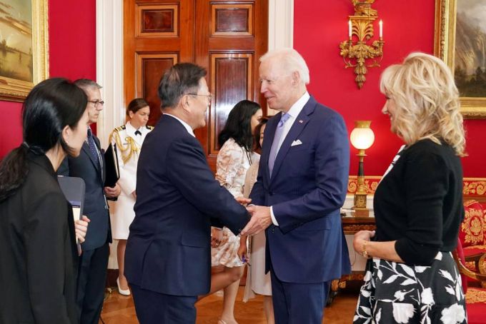 [워싱턴=뉴시스추상철 기자 = 문재인 대통령이 21일 오후(현지시간) 미국 워싱턴 백악관 이스트룸에서 열린 한국전쟁 명예 훈장 수여식에 참석해 조 바이든 대통령 내외와 인사를 나누고 있다. 2021.05.22. scchoo@newsis.com